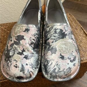 Alegria Women's Silver and Pink Floral Mules